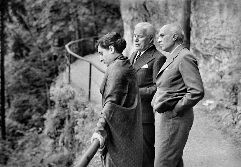 Indira-Gandhi-Charlie-Chaplin-and-Jawaharlal-Nehru-in-Bürgenstock-Switzerland-1953