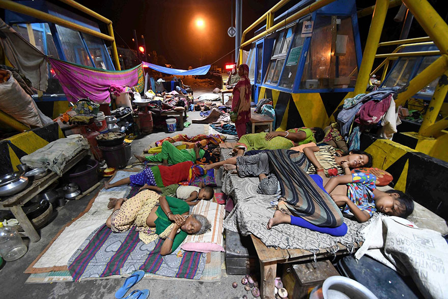 Flood-Affected People Sleeping By A Highway Toll Plaza In The Indian State Of Bihar