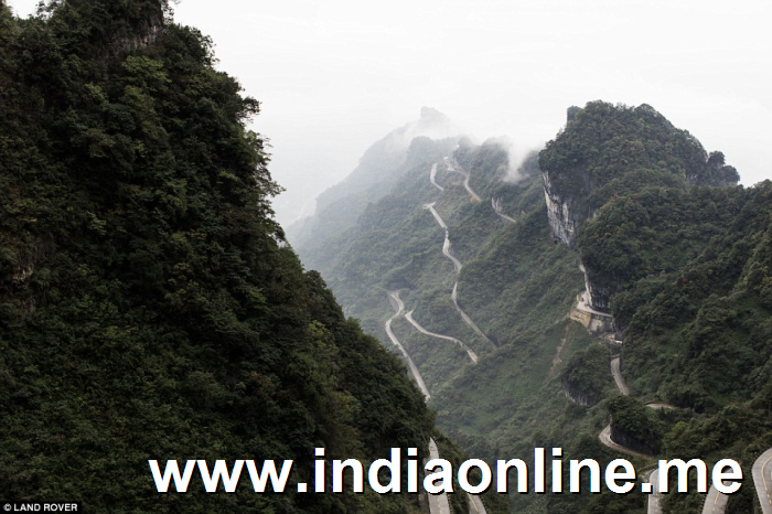 The route is made up of an 11 kilometres (6.8 mile) road with 99 bends that leads all the way up to Tianmen cave, a natural hole in the mountain of a height of 131.5 metres (431 feet)