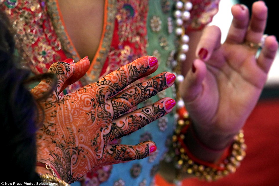 Many of the women at the wedding wore traditional Indian dress and also decorated their hands with traditional henna tattoos�