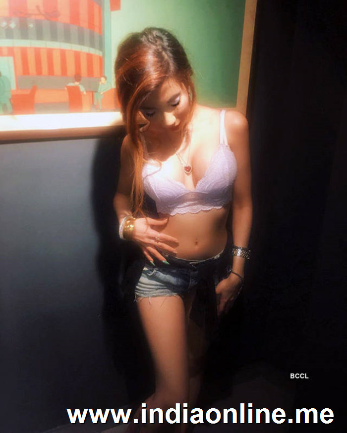 Instagram sensation Sakshi Chopra teases fans with her sultry pictures