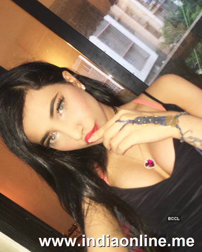 Instagram sensation Sakshi Chopra teases fans with her sultry pictures