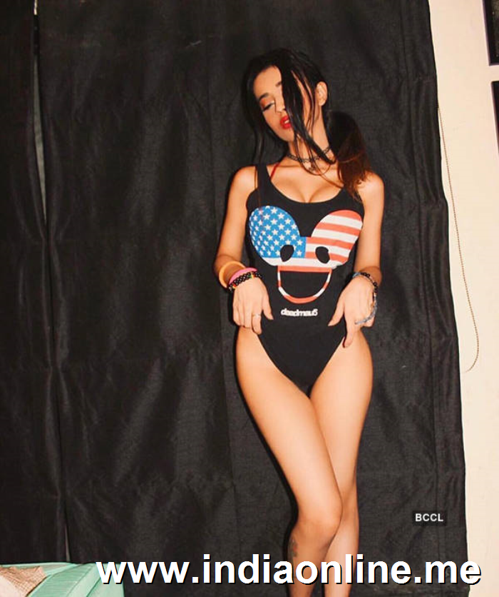 Instagram sensation Sakshi Chopra teases fans with her sultry pictures