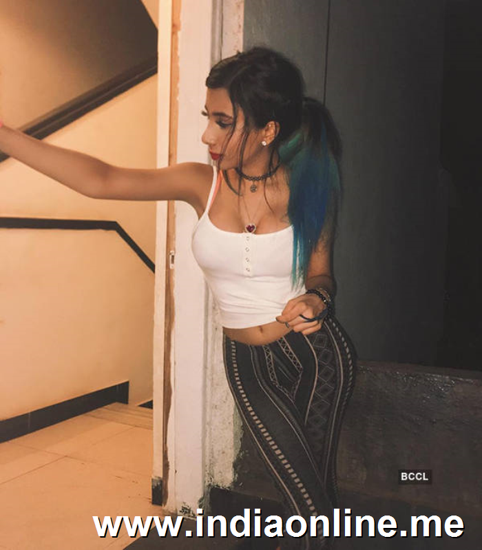 Instagram sensation Sakshi Chopra teases fans with her sultry pictures