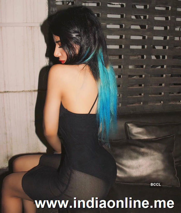 Instagram sensation Sakshi Chopra teases fans with her sultry pictures