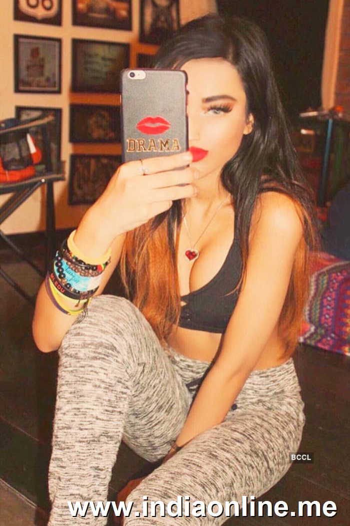 Instagram sensation Sakshi Chopra teases fans with her sultry pictures