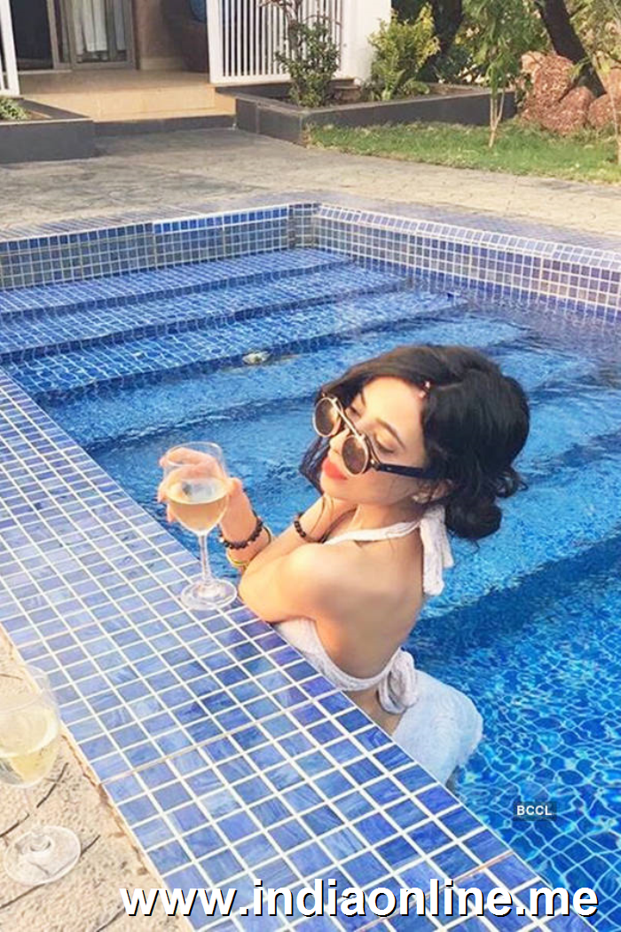 Instagram sensation Sakshi Chopra teases fans with her sultry pictures