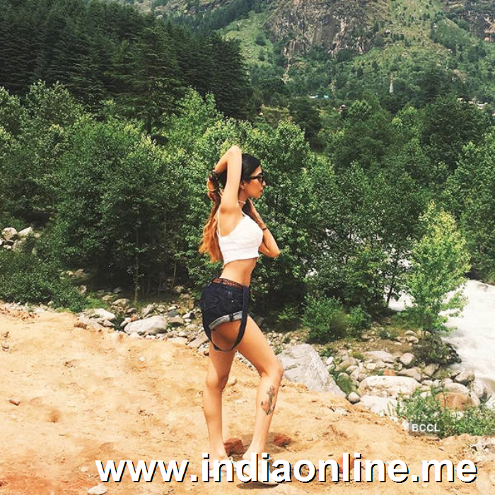 Instagram sensation Sakshi Chopra teases fans with her sultry pictures