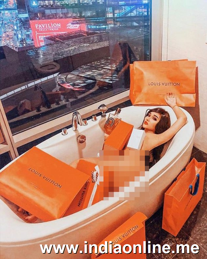 Berbeda dengan artis lain yang berendam dalam air busa maupun bunga, Lucinta Luna justru berpose tanpa busana sambil dikelilingi paper bag dari brand fashion ternama.