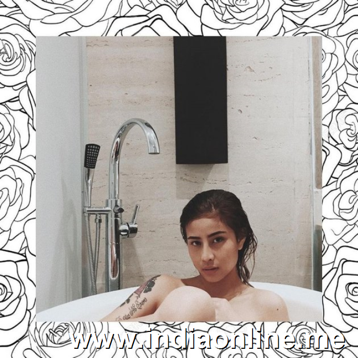 Nggak mau ketinggalan, selebgram Awkarin juga sempat mengunggah potret dirinya saat berendam dalam bathtub lho!