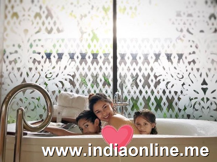 Kalau yang satu ini adalah bonding moment di antara Nana Mirdad saat mandi bersama kedua buah hatinya, Jason dan Sarah.